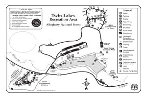 Eine detaillierte Karte des Zwillingsseen-Freizeitgebiets, die Wanderwege, Sehenswürdigkeiten und Texte mit Trail-Namen, Besucher-Zahlen und Entfernungen anzeigt.