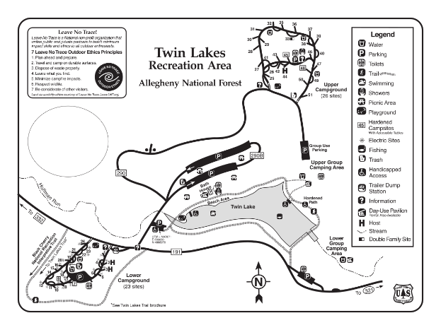 Eine detaillierte Karte des Zwillingsseen-Freizeitgebiets, die Wanderwege, Sehenswürdigkeiten und Texte mit Trail-Namen, Besucher-Zahlen und Entfernungen anzeigt.