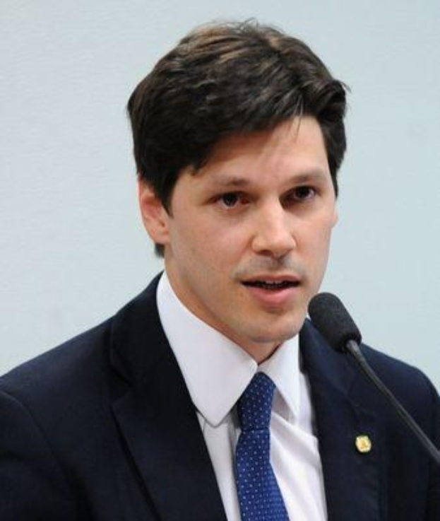 Ein Mann im Anzug spricht in ein Mikrofon an einem Rednerpult, wahrscheinlich zur Genehmigung eines Gesetzes zur Verbannung des Internets durch die Regierung.