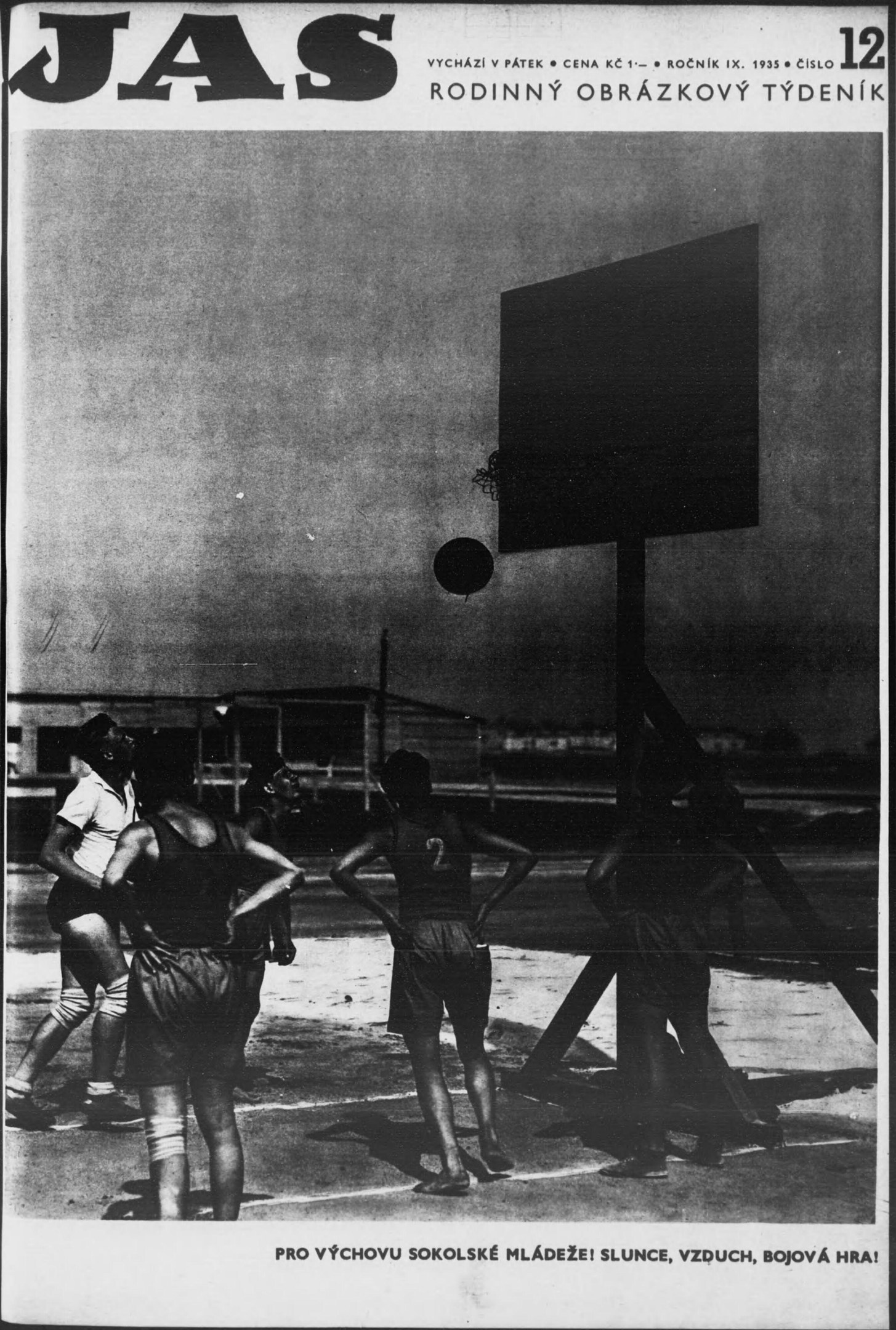Schwarzes und weißes Foto einer Gruppe von Menschen, die Basketball auf einem Platz mit einem Netz im Hintergrund und einem Gebäude in der Ferne spielen, aus Jas Magazine, Vol 12, No 12, 1955.