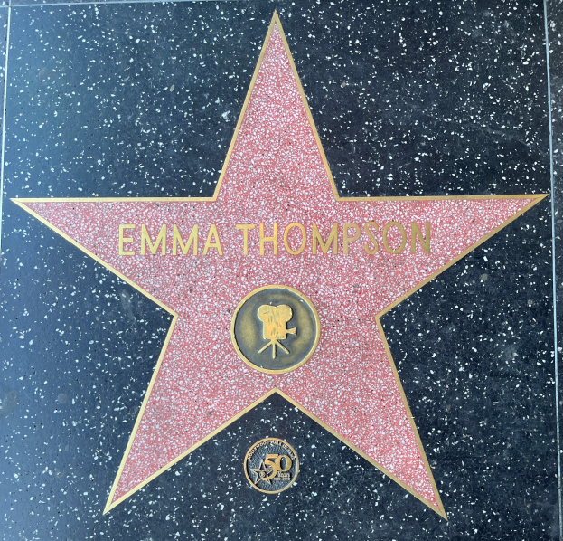 Ein fünfzackiger Stern mit der Aufschrift "Emma Thompson" in weißer Schrift auf einem schwarzen Hintergrund, Teil des Hollywood Walk of Fame.