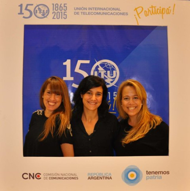 Ein Foto Rahmen mit drei Frauen auf einem blauen Hintergrund, umgeben von Sponsorennamen und einem Unternehmensnamen.