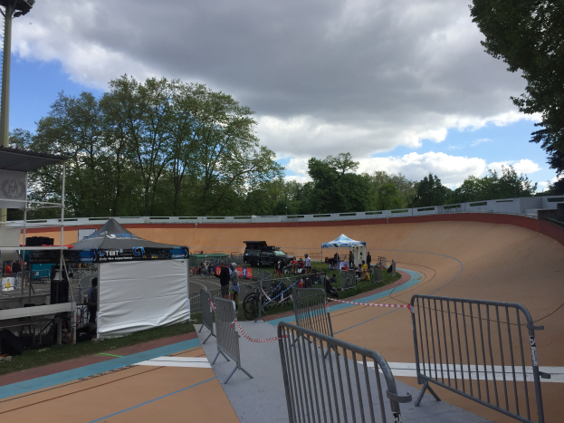 Gruppe von Radfahrern auf einer Schotterstrecke bei den UCI BMX-Weltmeisterschaften 2018