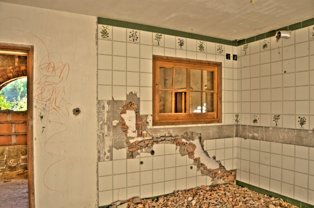 Abfall vorne, Fenster in der Mitte, Tür links, die eine weitere Wand und Bäume zeigt, und ein Rohr rechts in einem Raum.