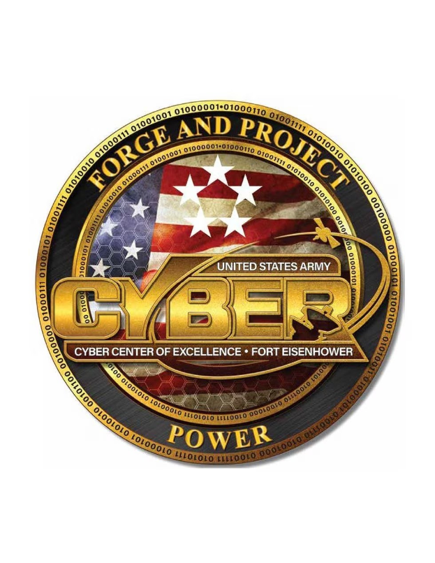 Logo der United States Army Cyber Center of Excellence, Fort Eisenhower, mit einem blauen Kreis mit einem weißen Stern und der Text "Forge and Project Cyber Power" darunter in fetter schwarzer Schrift.