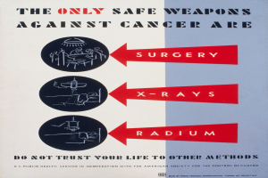 Schwarzer und weißer Plakat mit der Aufschrift "Die einzigen sicheren Waffen gegen Krebs sind Operationen Röntgenstrahlen Radium" mit Bildern, die die Strahlentherapie unterstützen.