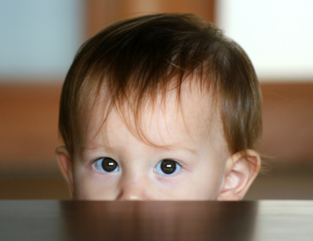 Ein Nahaufnahme eines Babys mit einem unscharfen Hintergrund.