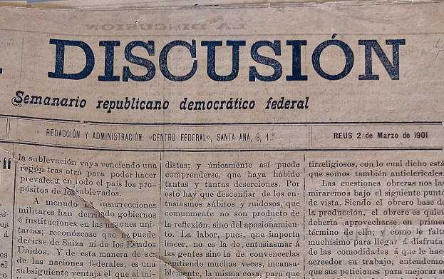 Gelblicher Zeitungsausschnitt mit schwarzer Tinte, Schlagzeile "Semanario Repúblicano Democrático Federal", mit dem Wort "Diskussion", leicht zerknittert mit Anzeichen von Alter und h├Ąufiger Benutzung.