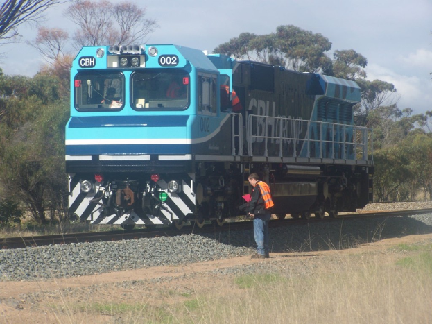 Ein stehender Zug mit einem Mann in der Nähe.