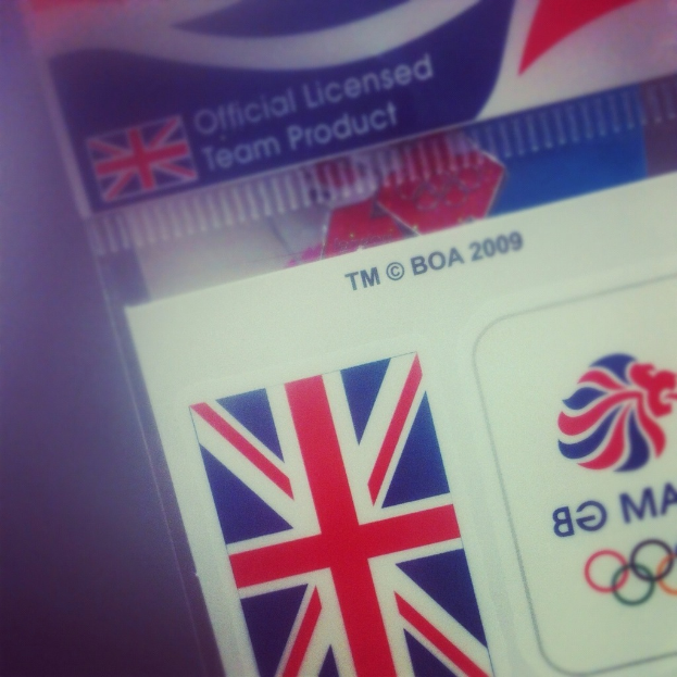 Ein Nahaufnahme-Bild eines Ausweises mit der amerikanischen Flagge und dem Text "Critical Licence" auf der Vorderseite.