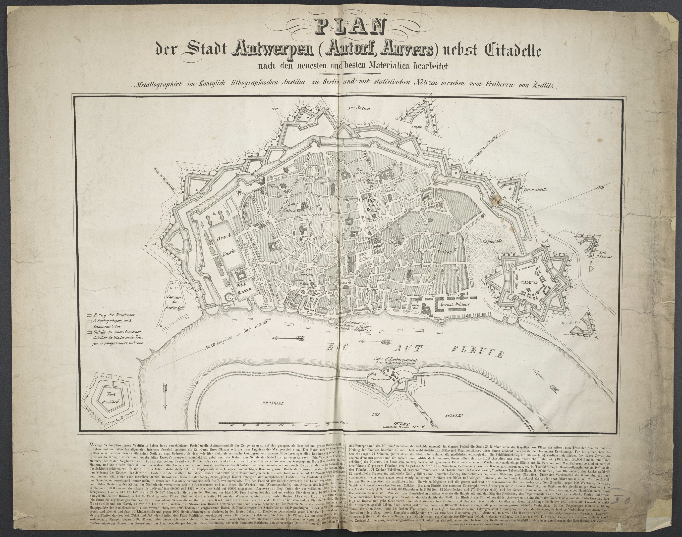 Ein abgenutztes Buch mit einer aufgeschlagenen Seite, die eine detaillierte Karte von Berlin zeigt, einschließlich Straßen, Gebäuden und Sehenswürdigkeiten, begleitet von Text über die Bevölkerung und Merkmale der Stadt.