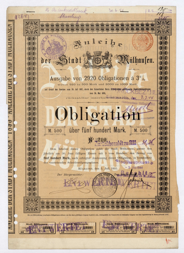 Altes deutsches Aktienzertifikat mit Text, Stempeln und einem weißen Hintergrund, das eine finanzielle Verpflichtung anzeigt.