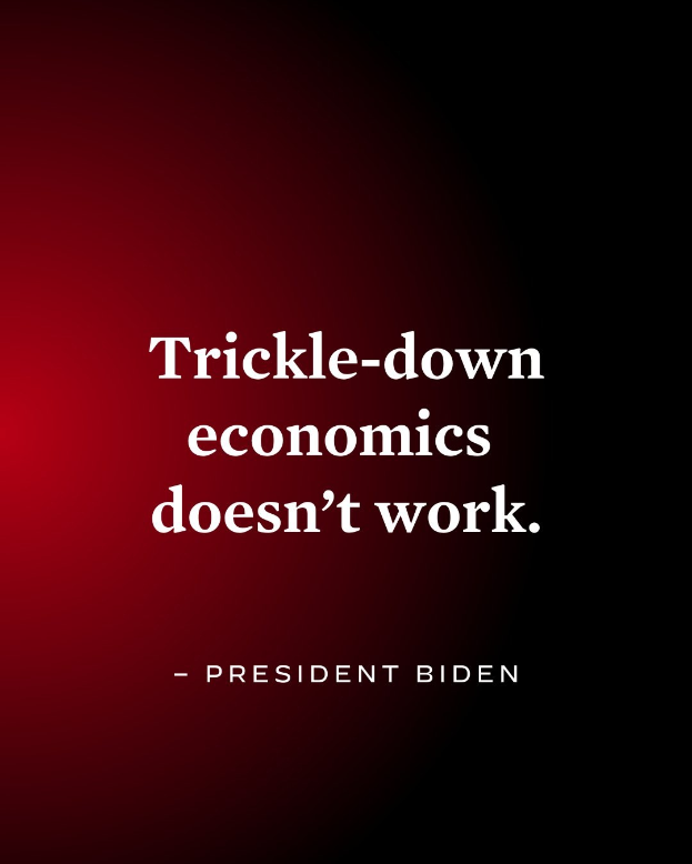 Plakat mit fetter schwarzer Schrift "Trickle-Down Economics Works Not" auf einem weißen Hintergrund, eingerahmt von einem schmalen schwarzen Rand, begleitet von einem Zitat des Präsidenten.