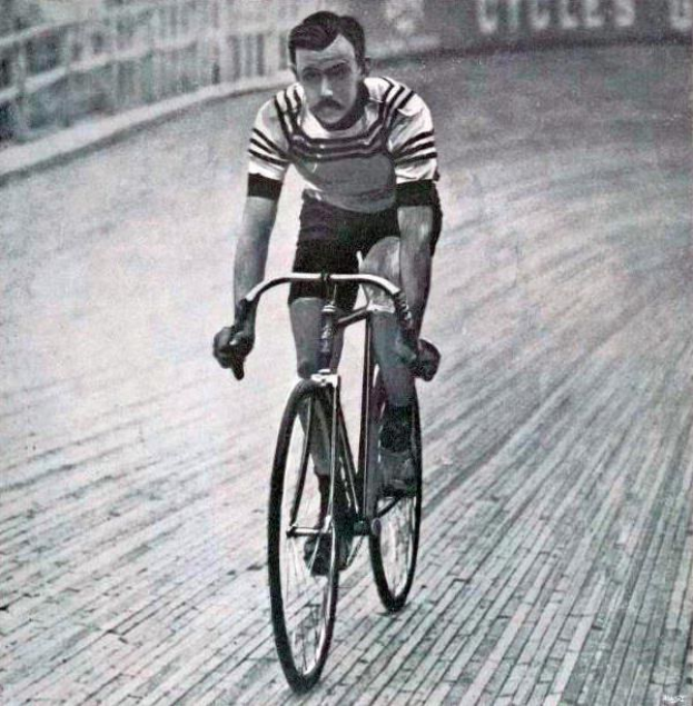 Schwarz-weiß-Foto eines Mannes, der auf einer Bahnradet