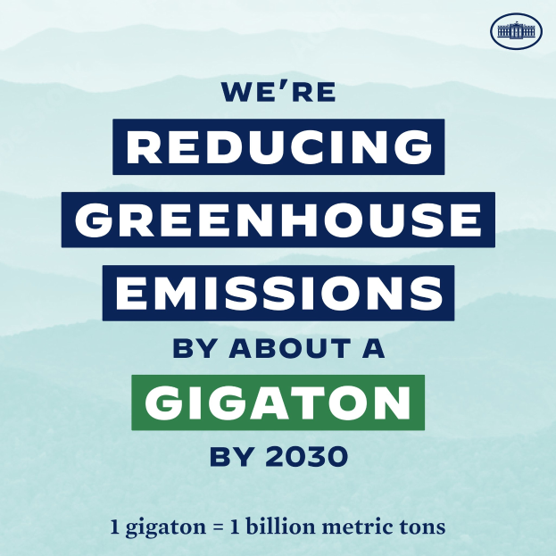 Plakat mit der Aufschrift "Wir reduzieren die Treibhausgasemissionen um etwa eine Gigatonne bis 2030" und einem Logo, das für die Reduzierung der Treibhausgasemissionen bis 2030 wirbt.