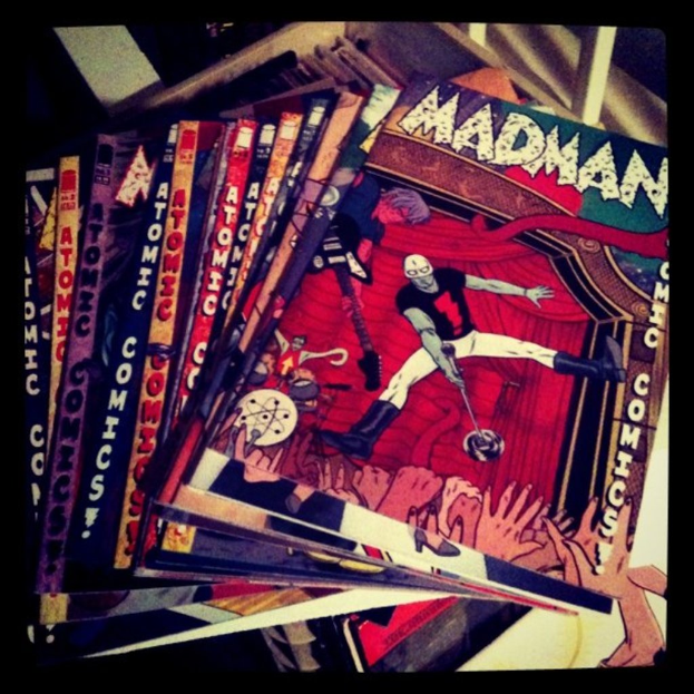 Eine Sammlung von Büchern mit Text und Cartoon-Illustrationen von Menschen auf ihren Umschlägen.