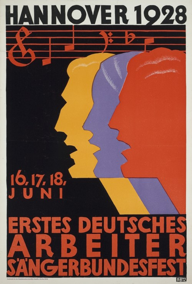 Ein Vintage-Plakat für das Hannover 1928-Event, das drei zentrale Figuren und deutschen Text zeigt, der das Ereignis beschreibt.