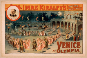 Plakat für Imre Kiralfys Super-Spektakel in Venedig in der Olympia, das kostümierte Künstler vor einem gebogenen Gebäude mit Laternen und Bäumen im Hintergrund zeigt.