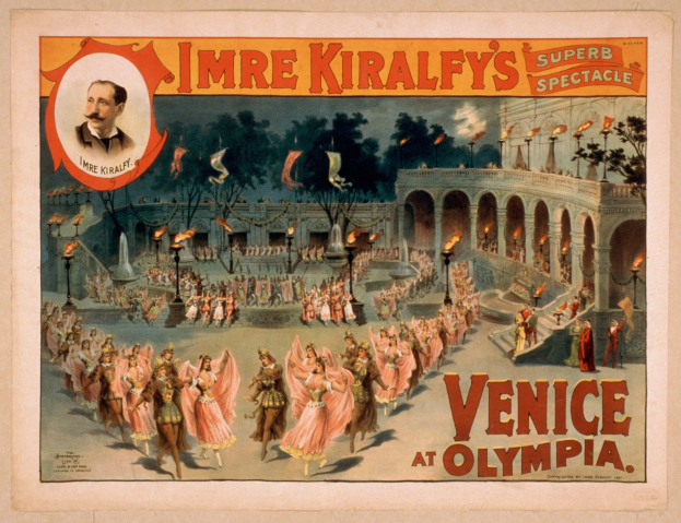 Plakat für Imre Kiralfys Super-Spektakel in Venedig in der Olympia, das kostümierte Künstler vor einem gebogenen Gebäude mit Laternen und Bäumen im Hintergrund zeigt.