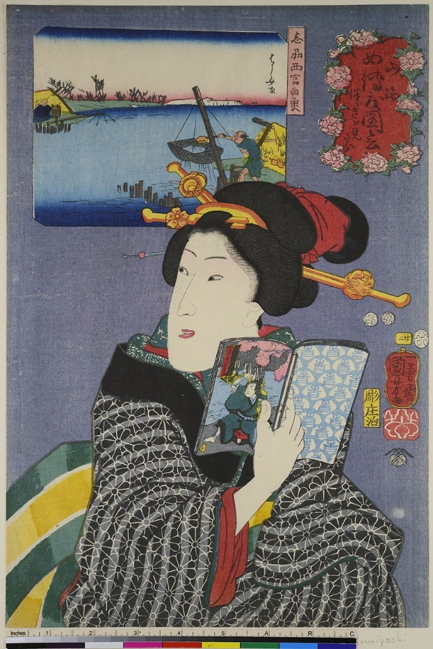 Eine Frau in einem Kimono hält einen Fächer, mit einem bunten Plakat von Utagawa Kunisada Toyokuni IIIs *Fünfzig-drei Stationen der Tokaido* im Hintergrund.