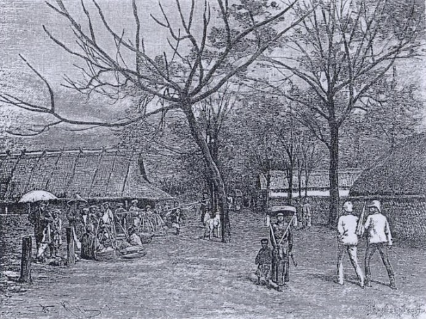 Schwarz-weiß-Zeichnung von Menschen in traditioneller Kleidung, die eine Dorfstraße in den frühen 1900er Jahren entlanggehen, mit Bäumen und Hütten im Hintergrund und einigen mit Schirmen.