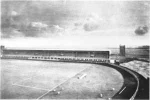 Schwarzes und weißes Foto eines Fußballfeldes mit einem Stadion, das von Bäumen und einer bewölkten Himmel umgeben ist, beschriftet mit "Stoke City Football Club" unten.
