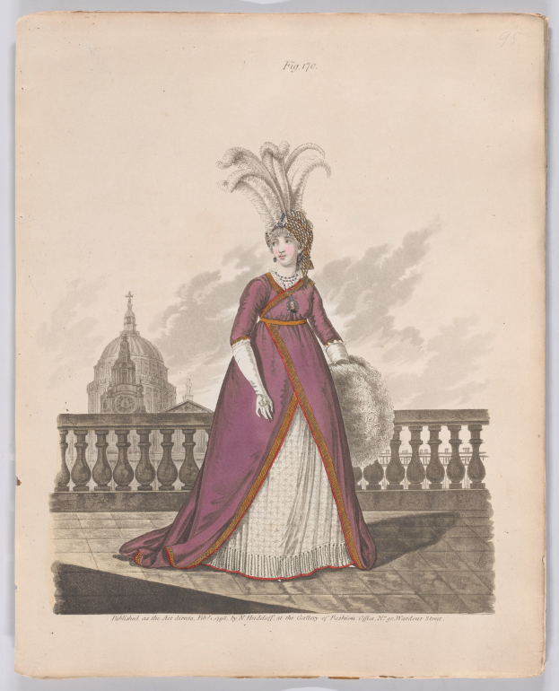 Frau in einem purpurfarbenen und weißen Kleid mit einer Federhaube, die an einem Geländer steht, mit einem Gebäude und Wolken im Hintergrund, beschriftet mit 'Fashion of New York, New York Street, 1790'.