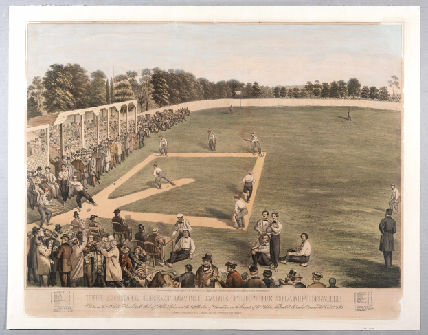 Gruppe von Menschen, die Cricket auf einem grünen Feld mit Bäumen im Hintergrund und einem klaren blauen Himmel spielen, mit Text am unteren Rand, der "The Second Great Match Game for the Championship" lautet.