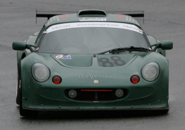 Ein Sportwagen mit der Nummer 88 darauf, mit einer Straße im Hintergrund.