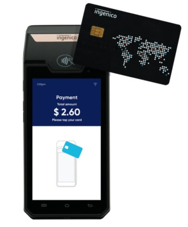 Mobiltelefon neben einer Kreditkarte, als Ingenico-Mobilzahlungssystem gekennzeichnet