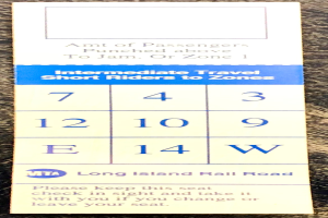 Ein blau-weißes Ticket mit bedrucktem Text und Zahlen liegt auf einem Tisch.