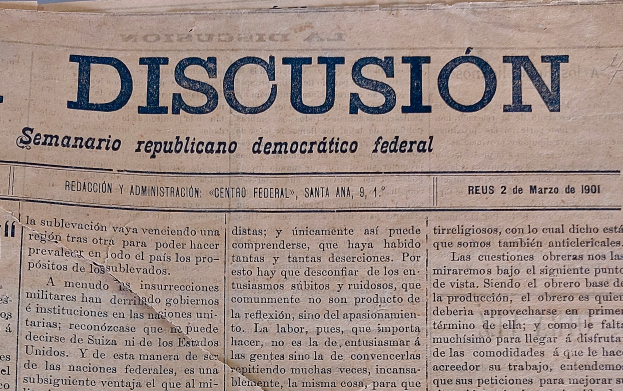 Eine gelbliche, leicht zerknitterte Zeitung mit der schwarzen Aufschrift "Diskussion", die die Schlagzeile "Semanario Repúblicano Democrático Federal" trägt.