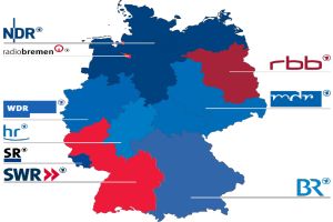 Eine Deutschlandkarte mit Bundesländern in rot und blau markiert, die die Ergebnisse der Wahl 2016 zeigt, einschließlich der Namen der Kandidaten und des Wahldatums.