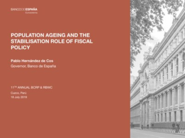 Schwarz-weißes Bild eines Gebäudes auf der rechten Seite mit Menschen, die auf der Straße davor gehen, und Text auf der linken Seite, der "Altengerechtigkeit und die Rolle der Fiskalpolitik" liest.