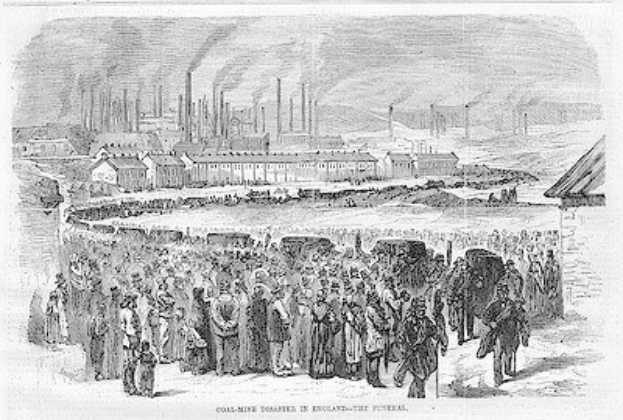 Schwarze und weiße Zeichnung von Menschen, die vor einem Fabrikgebäude mit Häusern und Rauch aus Schornsteinen im Hintergrund stehen, mit Text unten: "Kohlebergbau-Katastrophe in England das Ende".