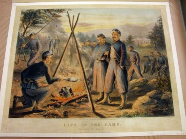 Ein Gemälde, das eine Gruppe von Männern zeigt, die sich um ein Lagerfeuer versammelt haben, wobei einer einen Stock hält, vor einem Hintergrund aus Bäumen, Hügeln und einem klaren blauen Himmel, mit dem Text "Leben im Camp" unten.