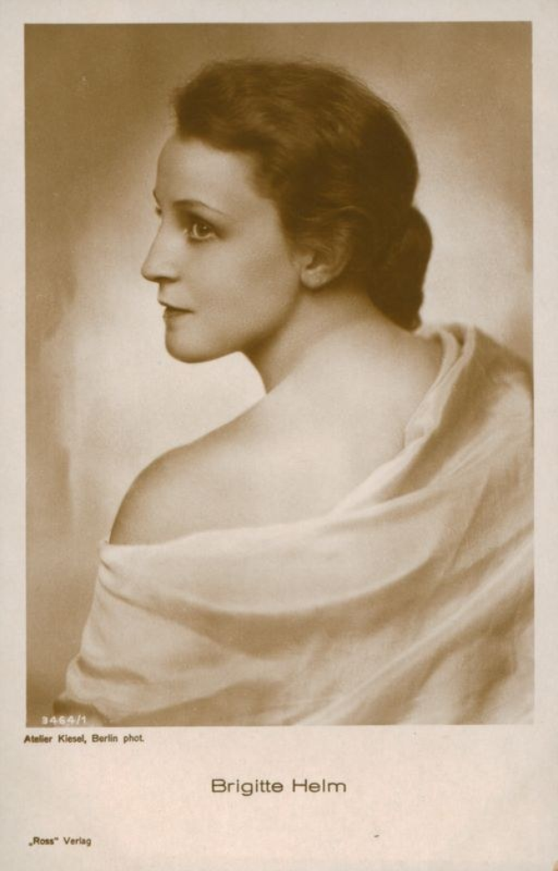 Schwarzes und weißes Foto von Brigitte Helm in einem weißen Kleid mit Text unten.