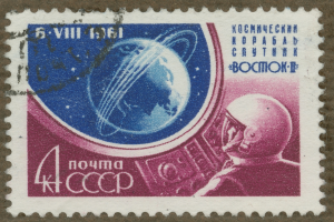 Eine Briefmarke mit einem Mann im Weltraumanzug mit entschlossener Miene, umgeben von der fettgedruckten, weißen Schrift "Stamp".