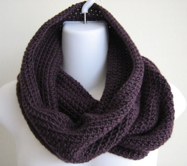 Ein Schal liegt über einer Schaufensterpuppe.