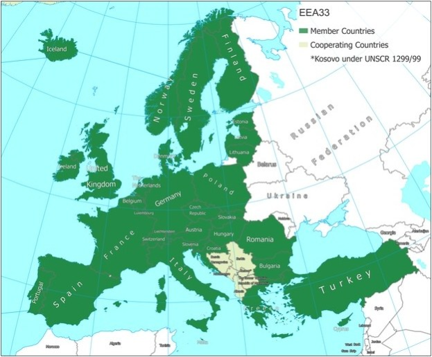 Ein Plakat mit einer Europakarte, auf der die Mitgliedsländer der Europäischen Union hervorgehoben sind, mit Ländernamen, Grenzen, wichtigen Städten, Flüssen und geografischen Merkmalen.