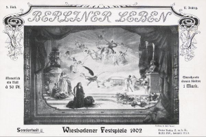 Schwarzes und weißes Foto einer Bühne von der Veranstaltung "Wiesbadener Festspiele 1902", das Darsteller in traditioneller deutscher Kleidung und ein klatschendes Publikum im Hintergrund zeigt.