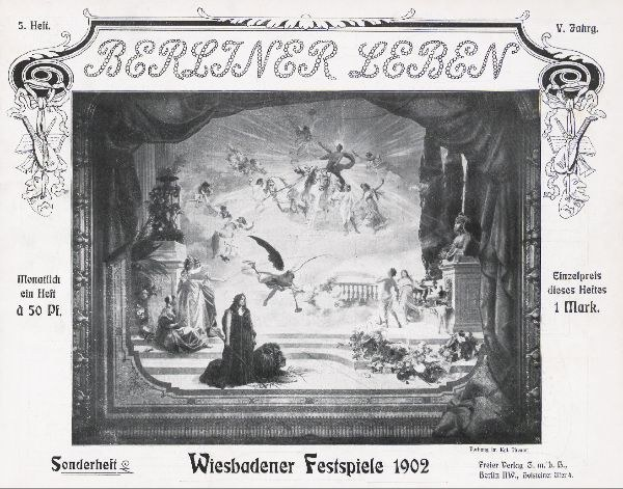 Schwarzes und weißes Foto einer Bühne von der Veranstaltung "Wiesbadener Festspiele 1902", das Darsteller in traditioneller deutscher Kleidung und ein klatschendes Publikum im Hintergrund zeigt.