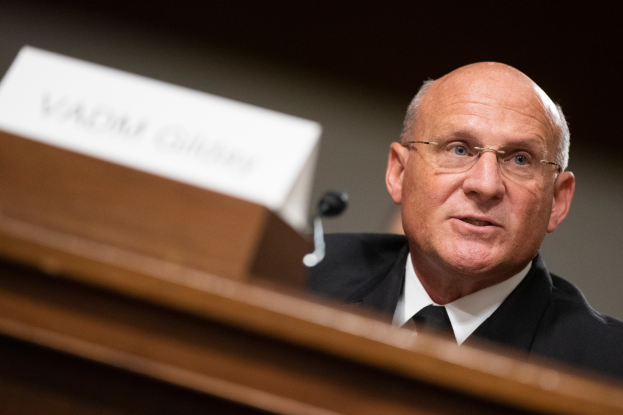 Ein Mann im Anzug und Krawatte sitzt an einem Tisch mit einem Namensschild und Mikrofon und spricht vor dem Senatsjustizausschuss auf dem Kapitolsgelände in Washington, D.C., mit einem unscharfen Hintergrund.