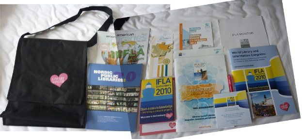 Eine Tasche mit den Worten "Bibliotheksliebhaber" darauf und einige Bücher sind auf einem Bett platziert.