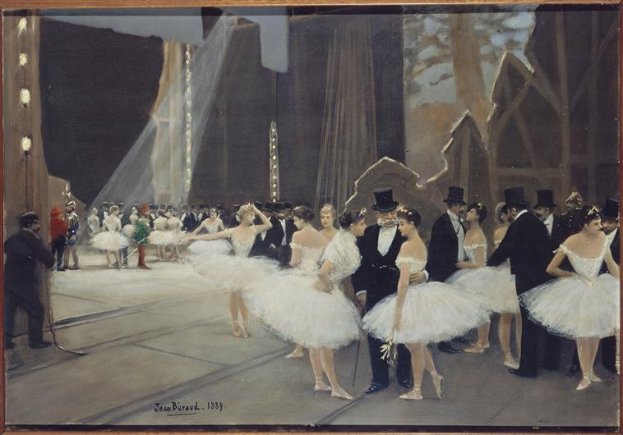 Ein Bild mit dem Titel "Tanz an der Oper" von Jean Beraud, das eine Gruppe von Tänzerinnen in weißen Tutus und Hüten auf einer Bühne zeigt, die von Scheinwerfern beleuchtet wird und von einem Rahmen umgeben ist.