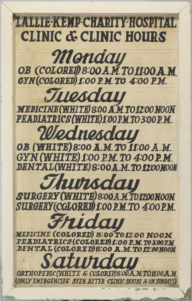 Plakat mit schwarzem Text auf einem weißen Hintergrund, auf dem "Lallie Kemp Charity Hospital Clinic & Clinic Hours" steht und Klinikdienste und -zeiten bewirbt.
