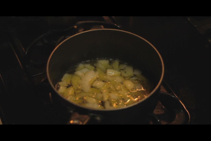 Ein Herd mit einem Topf darauf.