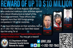 Plakat mit bis zu $10 Millionen Belohnung für Informationen über drei russische FSB-Offiziere, mit Fotos, Logos und einem QR-Code unten.