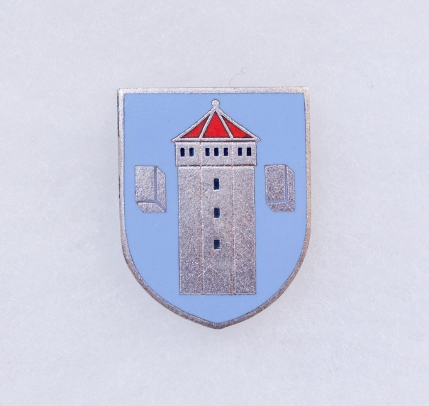 Blau-weißes Emailleabzeichen mit dem Wappen von Stuttgart, das eine Turmgestaltung zeigt, mittig auf einem weißen Hintergrund.