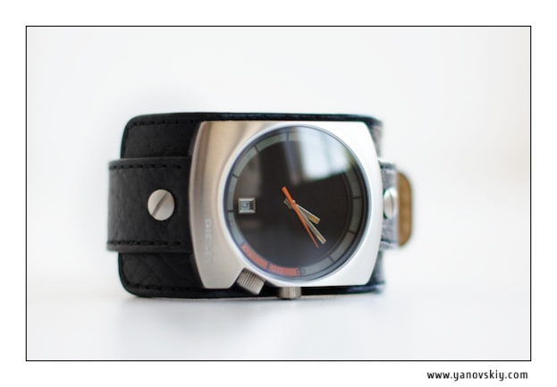 Ein bearbeitetes Bild mit einer Uhr, zwei Stellenangeboten und einem Lederriemen, mit Text in der rechten unteren Ecke.